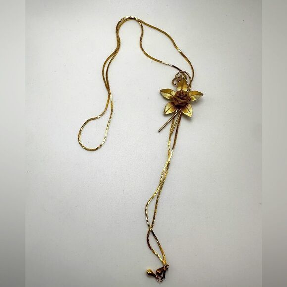 No Brand Jewelry - Up to 29" long beautiful VTG gold tone metal flower bolero necklace!